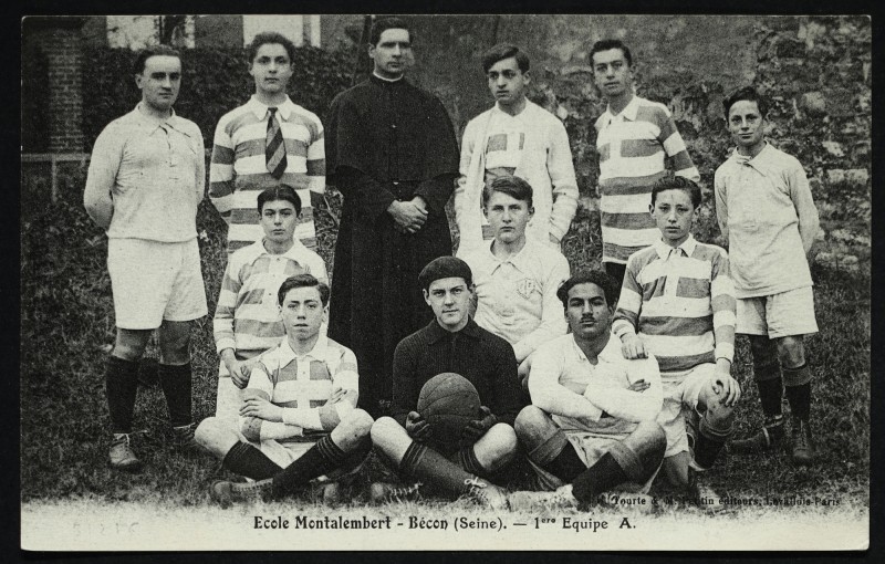 Carte postale ancienne Ecole Montalembert, Bécon (seine)- 1ère Equipe A à Courbevoie