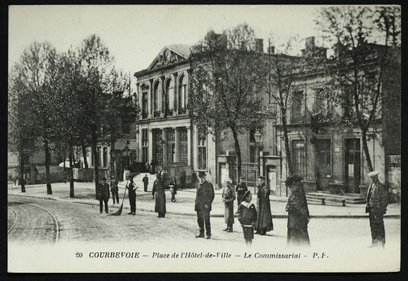 Carte postale ancienne Place de l'Hôtel-de-Ville - Le Commissariat à Courbevoie