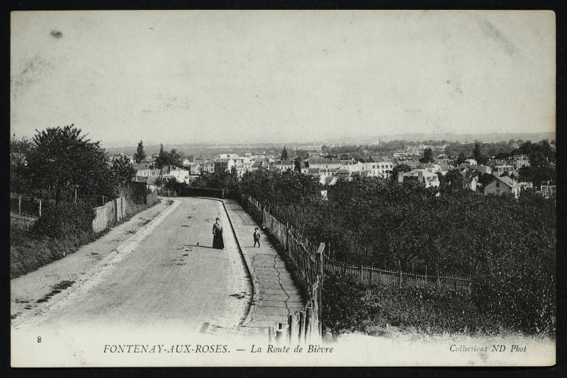 Carte postale ancienne La route de Bièvre à Fontenay-aux-Roses