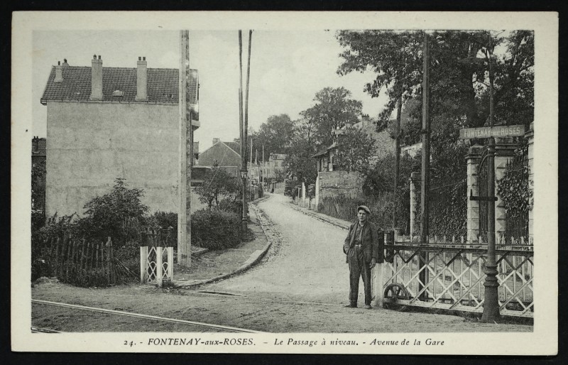 Carte postale ancienne Le passage à niveau - Avenue de la Gare à Fontenay-aux-Roses
