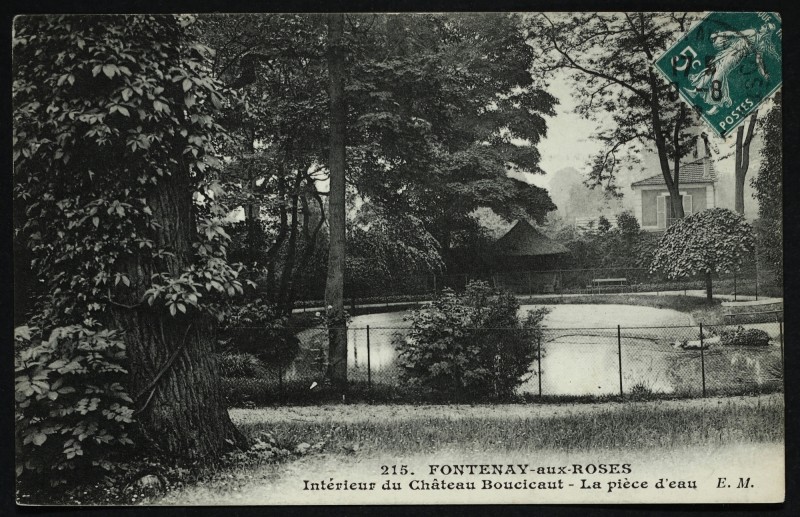 Carte postale ancienne Intérieur du Château Boucicaut - La pièce d'eau à Fontenay-aux-Roses