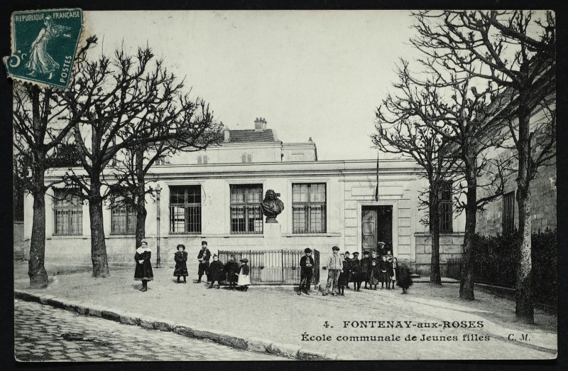Carte postale ancienne Ecole communale de Jeunes filles à Fontenay-aux-Roses