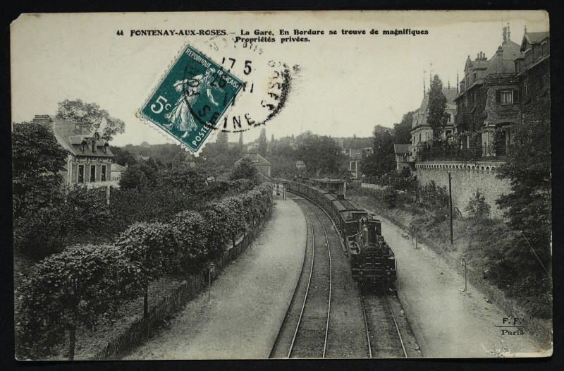 Carte postale ancienne La Gare - En bordure se trouve de magnifiques propriétés privées à Fontenay-aux-Roses