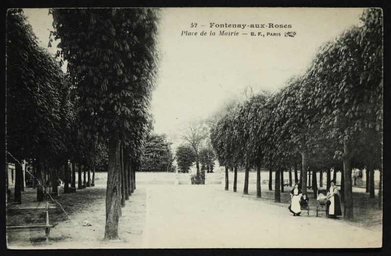 Carte postale ancienne Place de la Mairie à Fontenay-aux-Roses