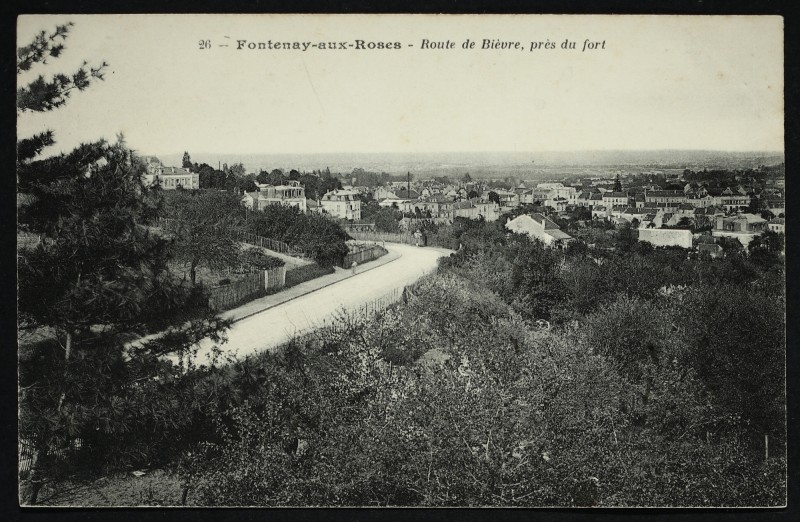 Carte postale ancienne Route de Bièvres, près du fort à Fontenay-aux-Roses