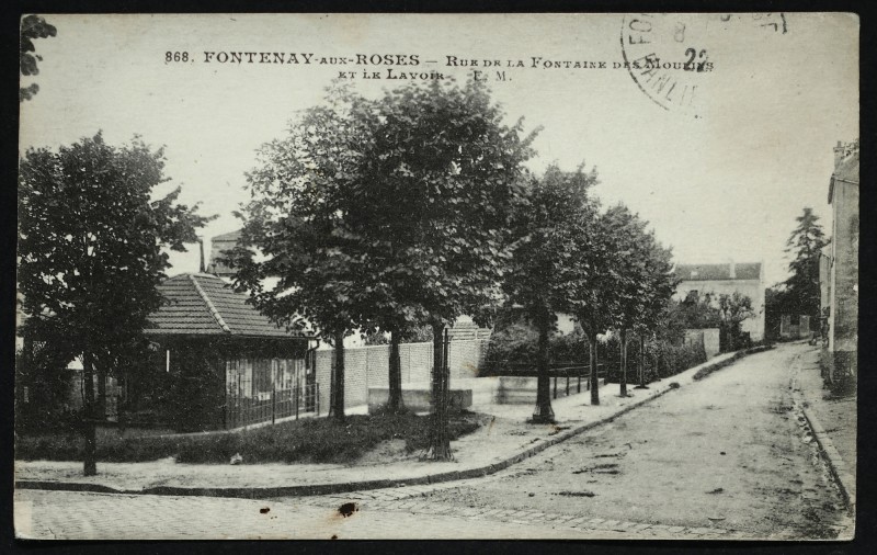 Carte postale ancienne Rue de la Fontaine des Moulins et le lavoir à Fontenay-aux-Roses
