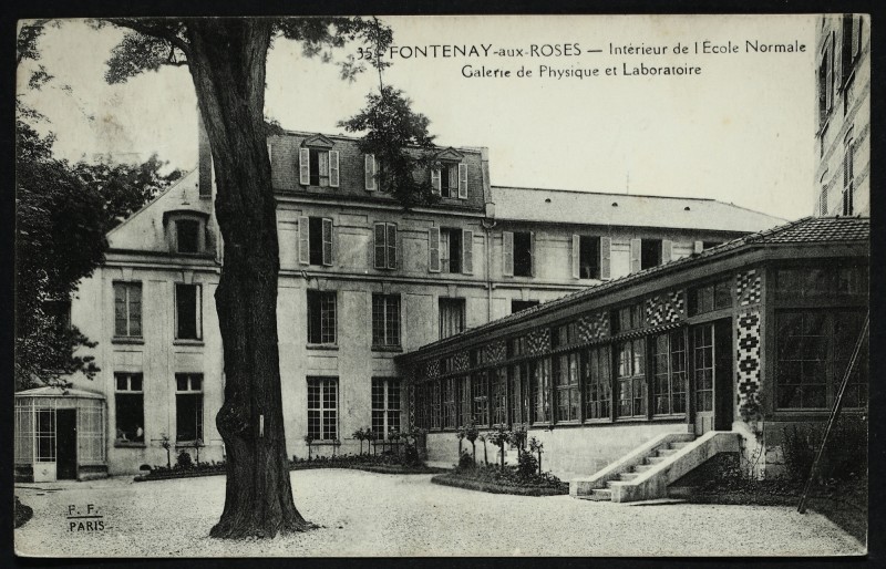 Carte postale ancienne Intérieur de l'Ecole Normale - Galerie de Physique et Laboratoire à Fontenay-aux-Roses