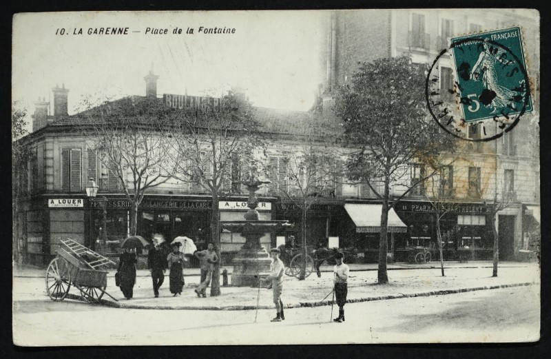 Carte postale ancienne Place de la Fontaine à La Garenne-Colombes