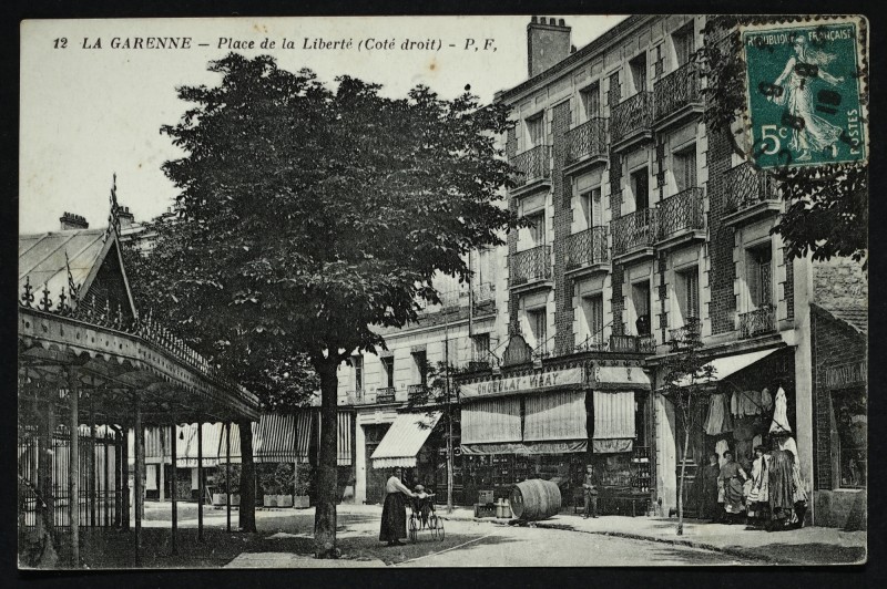 Carte postale ancienne Place de la Liberté (Coté droit) à La Garenne-Colombes