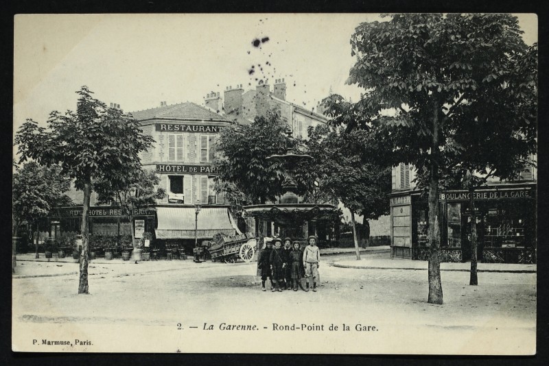 Carte postale ancienne Rond-Point de la Gare à La Garenne-Colombes