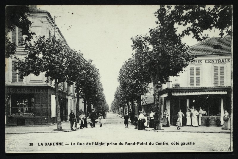 Carte postale ancienne La Rue de l'Aigle prise du Rond-Point du Centre, côté gauche à La Garenne-Colombes
