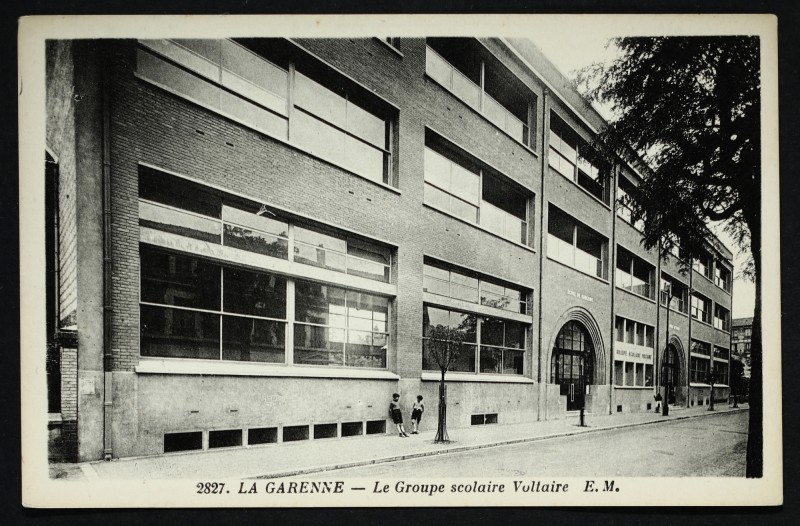 Carte postale ancienne Le Groupe scolaire Voltaire à La Garenne-Colombes