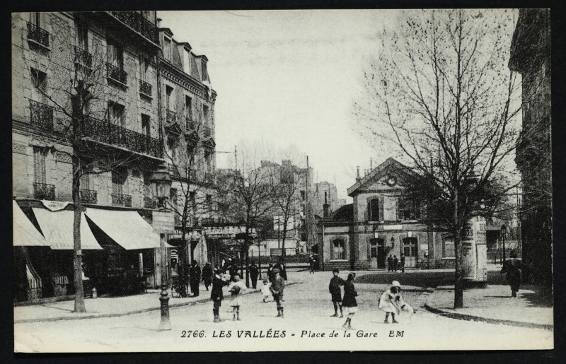 Carte postale ancienne Place de la Gare à La Garenne-Colombes