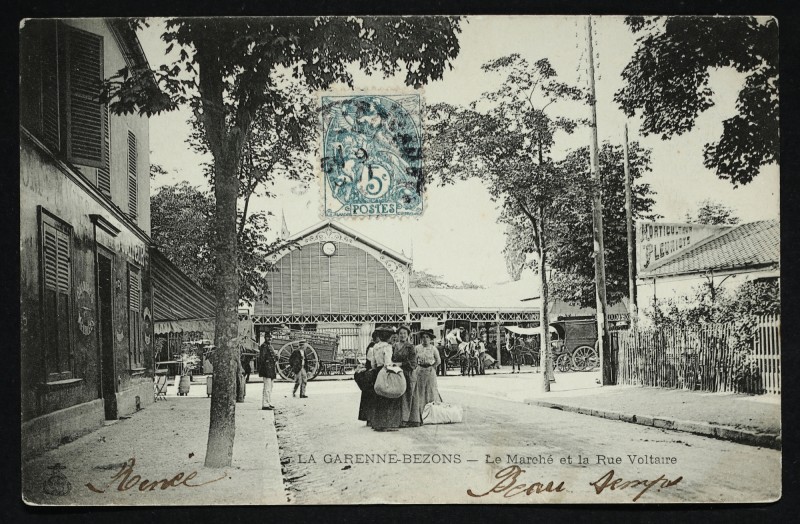 Carte postale ancienne Le Marché et la Rue Voltaire à La Garenne-Colombes