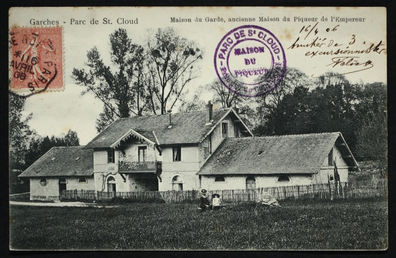 Carte postale ancienne Parc de Saint-Cloud. Maison du Garde. Ancienne Maison du Piqueur de l'Empereur à Saint-Cloud