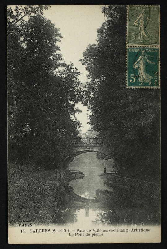 Carte postale ancienne Parc de Villeneuve - l'Etang - le Pont de pierre à Marnes-la-Coquette