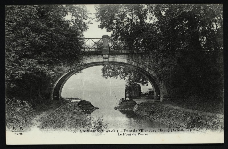 Carte postale ancienne Parc de Villeneuve - l'Etang - le Pont de Pierre à Marnes-la-Coquette