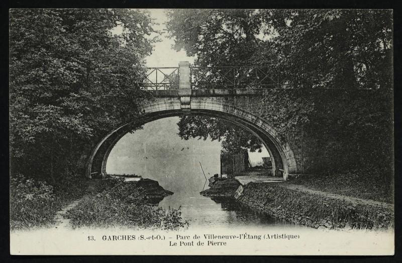 Carte postale ancienne Parc de Villeneuve - l'Etang - le Pont de Pierre à Marnes-la-Coquette