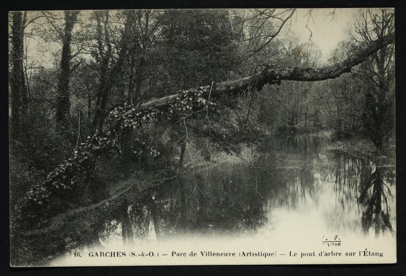 Carte postale ancienne Parc de Villeneuve -  Le pont d'arbre sur l'Etang à Marnes-la-Coquette