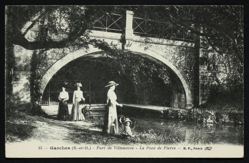 Carte postale ancienne Parc de Villeneuve - Le pont de Pierre à Marnes-la-Coquette