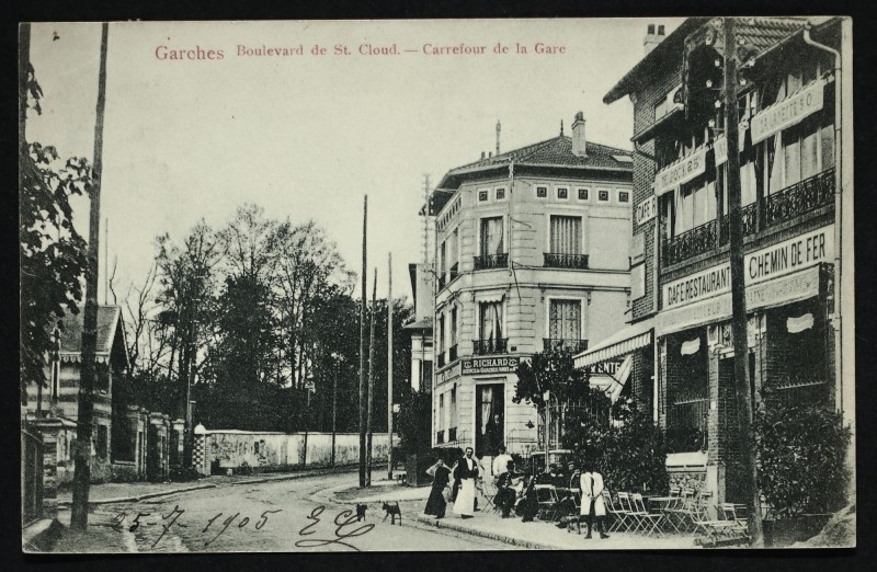 Carte postale ancienne Boulevard de Saint-Cloud - Carrefour de la Gare à Garches