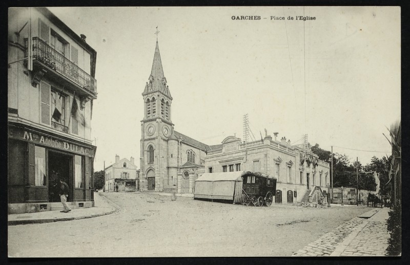 Carte postale ancienne Place de l'Eglise à Garches