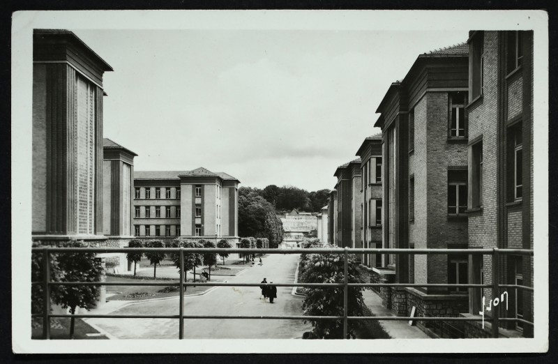 Carte postale ancienne Hôpital Raymond-Poincaré-Pavillons Widal et Letulle à Garches