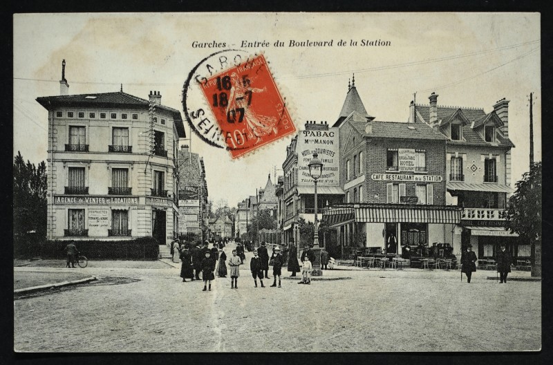 Carte postale ancienne Entrée du Boulevard de la Station à Garches