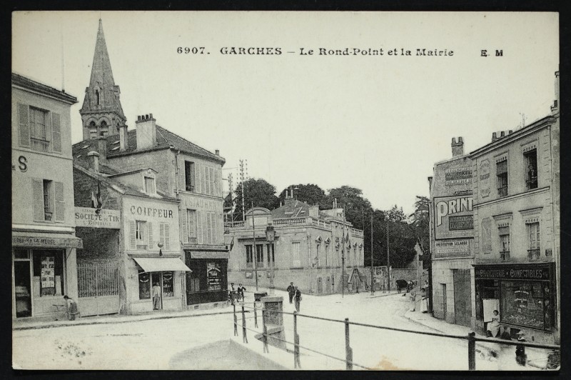 Carte postale ancienne Le Rond-Point et la Mairie à Garches