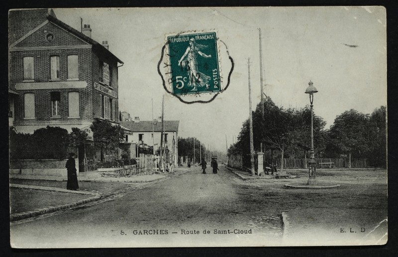 Carte postale ancienne Route de Saint-Cloud à Garches