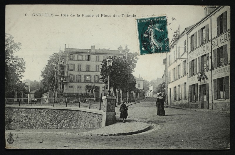 Carte postale ancienne Rue de la Plaine et place des Tilleuls à Garches