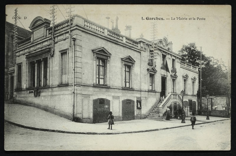 Carte postale ancienne La Mairie et la Poste à Garches