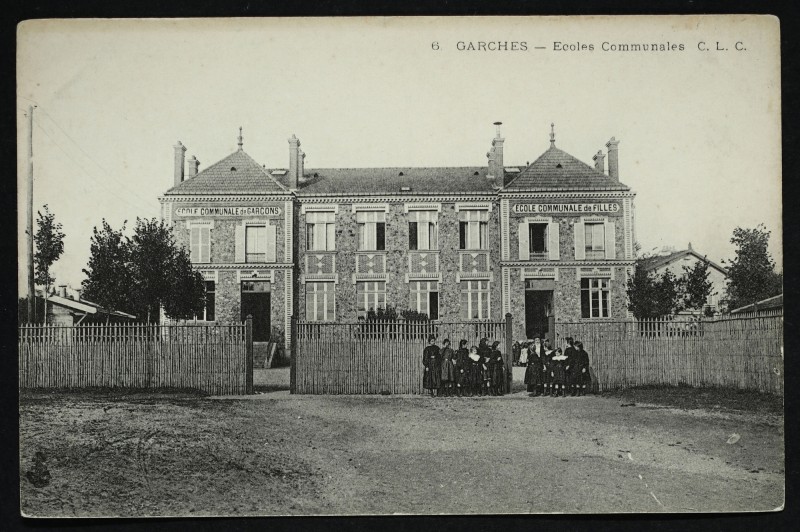 Carte postale ancienne Ecoles communales à Garches