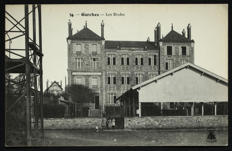 Carte postale ancienne Les Ecoles à Garches