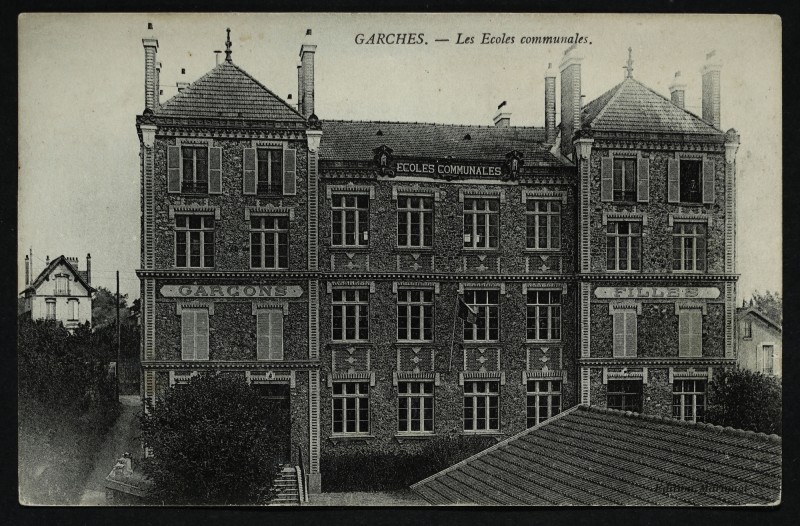 Carte postale ancienne Les Ecoles communales à Garches
