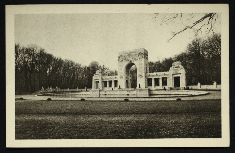 Carte postale ancienne [Le Monument de l'Escadrille La Fayette] à Marnes-la-Coquette