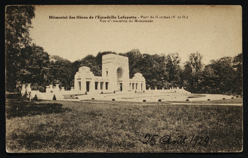 Carte postale ancienne Mémorial des héros de l'Escadrille de Lafayette - Parc de Garches : vue d'ensemble du Monument à Marnes-la-Coquette