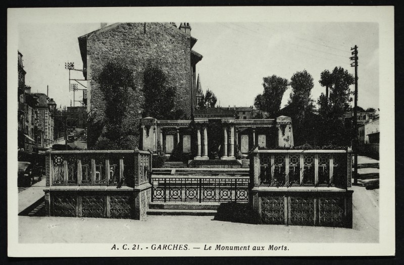 Carte postale ancienne Le Monument aux Morts à Garches