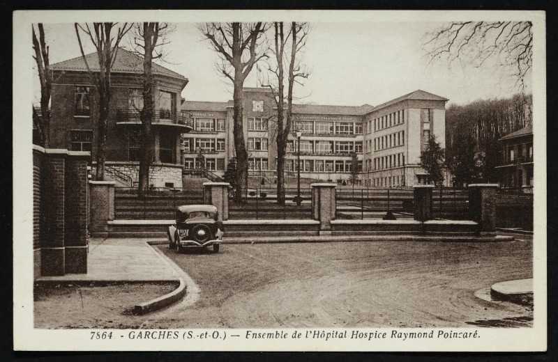 Carte postale ancienne Ensemble de l'Hôpital -Hopice Raymond Poincaré à Garches