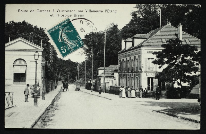 Carte postale ancienne Route de Garches à Vaucresson par Villeneuve l'Etang et l'Hospice Brézin à Garches