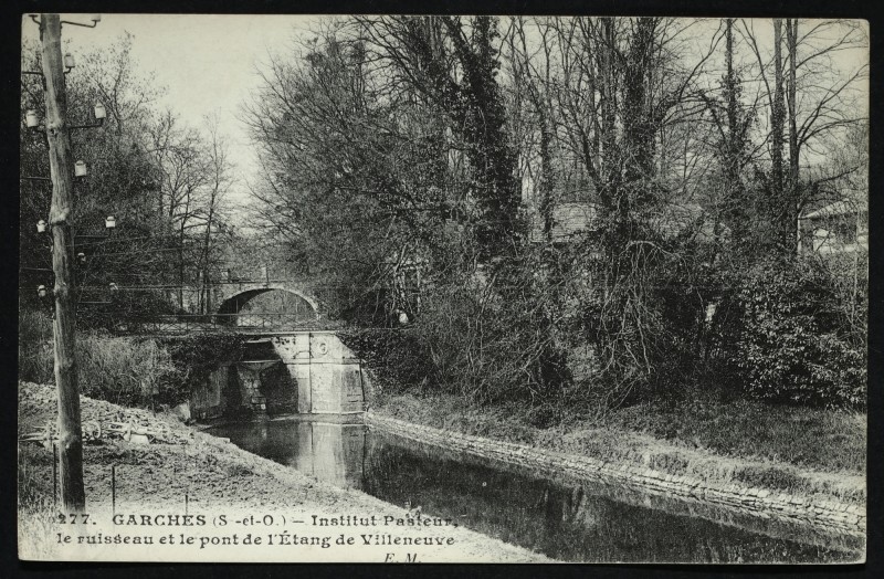 Carte postale ancienne Institut Pasteur- Le ruisseau et le pont de l'Etang de Villeneuve à Garches
