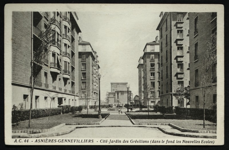Carte postale ancienne Cité-Jardin des Grésillons (dans le fond les Nouvelles Ecoles) à Asnières-sur-Seine