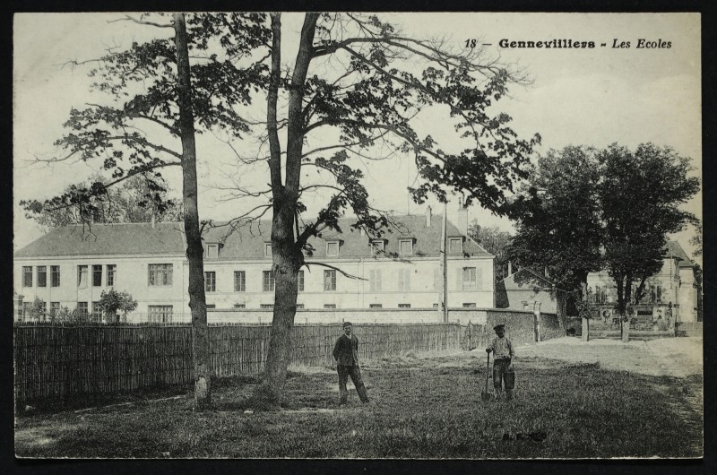 Carte postale ancienne Les Ecoles à Gennevilliers