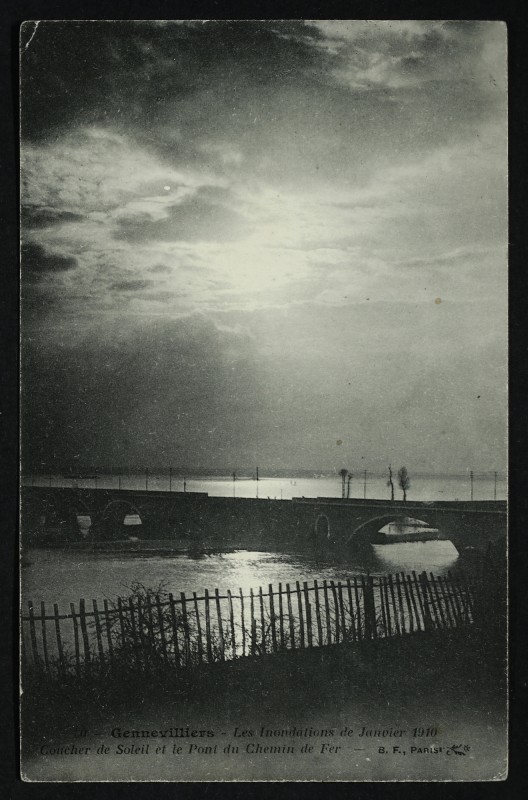 Carte postale ancienne Les Inondations de 1910. Coucher du Soleil et le pont du Chemin de Fer à Gennevilliers