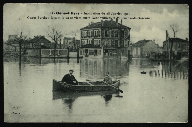 Carte postale ancienne Inondation du 28 Janvier 1910 - Canot Berthon faisant le va et vient entre Gennevilliers et Villeneuve-la-Garenne à Gennevilliers