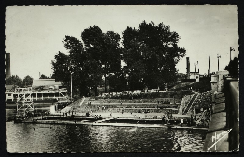 Carte postale ancienne La baignade à Issy-les-Moulineaux