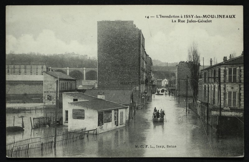 Carte postale ancienne L'Innondation - La Rue Jules-Gévelot à Issy-les-Moulineaux