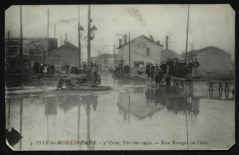 Carte postale ancienne Rue Rouget-de-L'Isle à Issy-les-Moulineaux