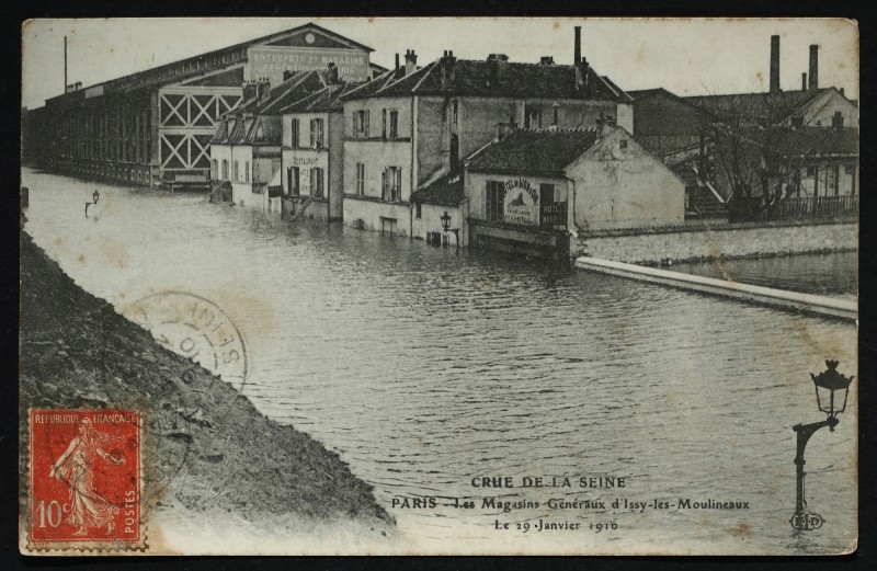 Carte postale ancienne Paris Les Magasins Generaux d'Issy-les-Moulineaux Inondations 1910 à Issy-les-Moulineaux