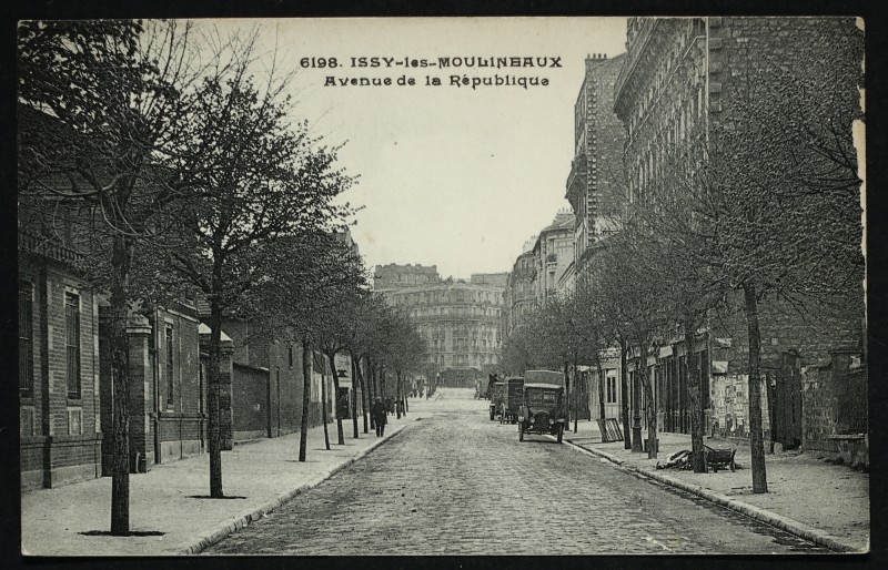 Carte postale ancienne Avenue de la République à Issy-les-Moulineaux